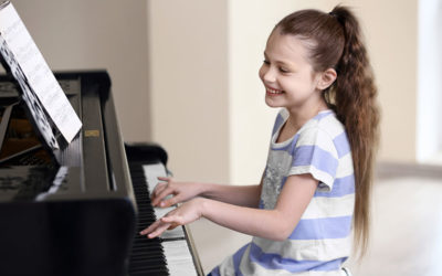 Pianoforte moderno Suona la tua canzone o melodia preferita